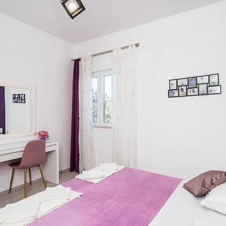 Cozy In Veliki With Kitchen Apartamento Zaton (Dubrovnik-Neretva)
