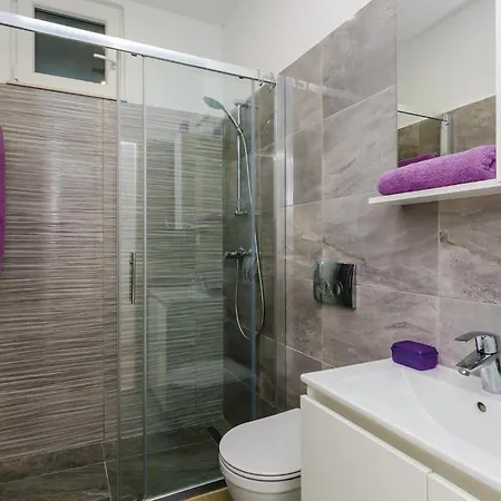 Apartamento Cozy In Veliki With Kitchen
